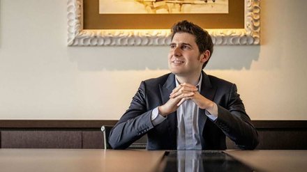 Eduardo Saverin é o brasileiro mais rico de 2025 pelo 2º ano seguido: veja quem mais está na lista da Forbes - Imagem: Reprodução - Edição: Tribuna Financeira