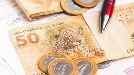 Bolsa Família, Pé-de-Meia e Gás do Povo: confira pagamentos de maio e quem tem direito aos benefícios - Imagem: Reprodução - Edição: Tribuna Financeira