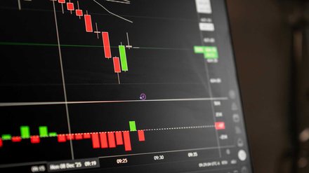 Buy and hold: o que é, como funciona e por que essa estratégia constrói patrimônio no longo prazo - Imagem: Reprodução - Edição: Tribuna Financeira
