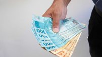 Como transformar R$100 em renda mensal (e por que poucos fazem isso) - Imagem: Reprodução - Edição: Tribuna Financeira