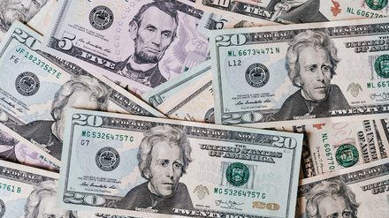 Dólar cai e fecha abaixo de R$ 5 com alívio global - Imagem: Reprodução - Edição: Tribuna Financeira