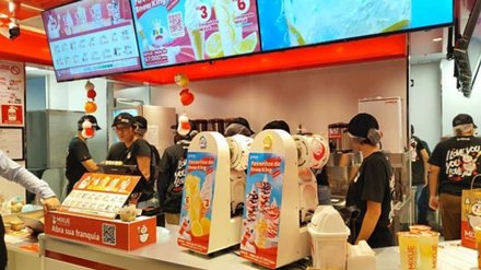 Gigante chinesa maior que McDonald’s chega ao Brasil com casquinha muito barata - Imagem: Reprodução - Edição: Tribuna Financeira