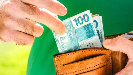 Governo pode antecipar o 13º e liberar dinheiro extra agora - Imagem: Reprodução - Edição: Tribuna Financeira
