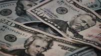 Mercado Surpreende: Dólar fica abaixo de R$ 5 e bolsa sobe forte - Imagem: Reprodução - Edição: Tribuna Financeira