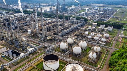 Petróleo dispara e pode elevar preço do açúcar: entenda o impacto