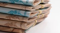 Quem mora sozinho pode receber até 2 benefícios do governo - Imagem: Reprodução - Edição: Tribuna Financeira