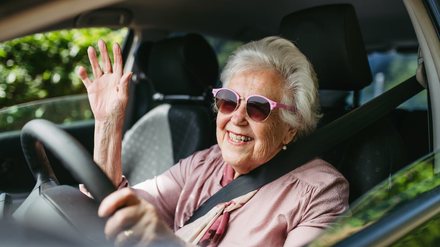 Renovação da CNH muda com a idade: entenda as regras após os 65 anos - Imagem: Reprodução - Edição: Tribuna Financeira