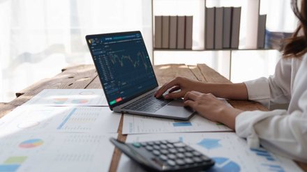 Taxa de administração e performance: Como estes custos corroem seu lucro real - Imagem: Reprodução - Edição: Tribuna Financeira