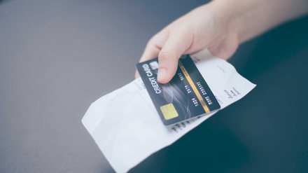 Vale a pena pagar o mínimo da fatura? A resposta pode surpreender