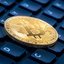 Bitcoin dispara após avanço de lei de stablecoins nos EUA