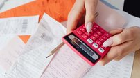 Brasileiros endividados já podem renegociar dívidas pelo Novo Desenrola e voltar a ter crédito na praça - Imagem: Reprodução - Edição: Tribuna Financeira