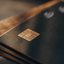 Cartões black sem anuidade começam a dominar bancos digitais no Brasil