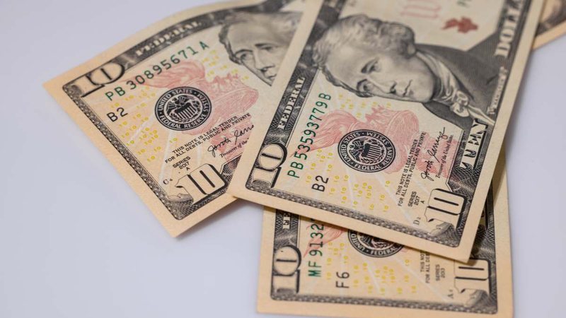 Dólar dispara para R$ 5,06 e tensão global derruba Bolsa brasileira