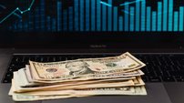 Dólar hoje opera em queda após tensão política mexer com investidores; acompanhe em tempo real - Imagem: Reprodução - Edição: Tribuna Financeira
