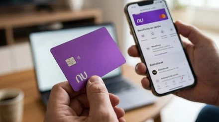 “Roxinho” muda estratégia para operar como banco completo e envia aviso no app - Imagem: Reprodução - Edição: Tribuna Financeira