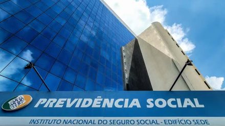 Trabalhadores descobrem brecha no INSS que mantém regras antigas da aposentadoria - Imagem: Reprodução - Edição: Tribuna Financeira