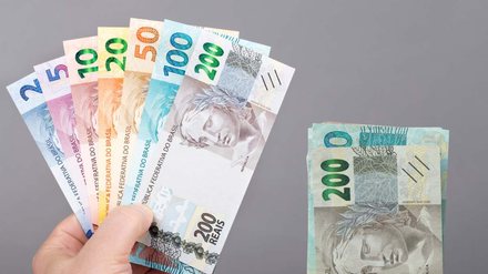 Trabalhadores já podem sacar abono salarial de até R$ 1.621; veja regras - Imagem: Reprodução - Edição: Tribuna Financeira